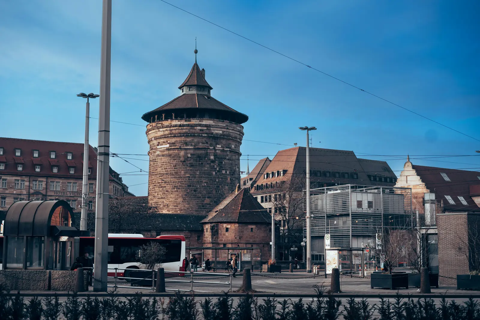Betriebsmittelprüfung in Nürnberg: Oberleitungen und Straßenleuchten am Rundturm.
