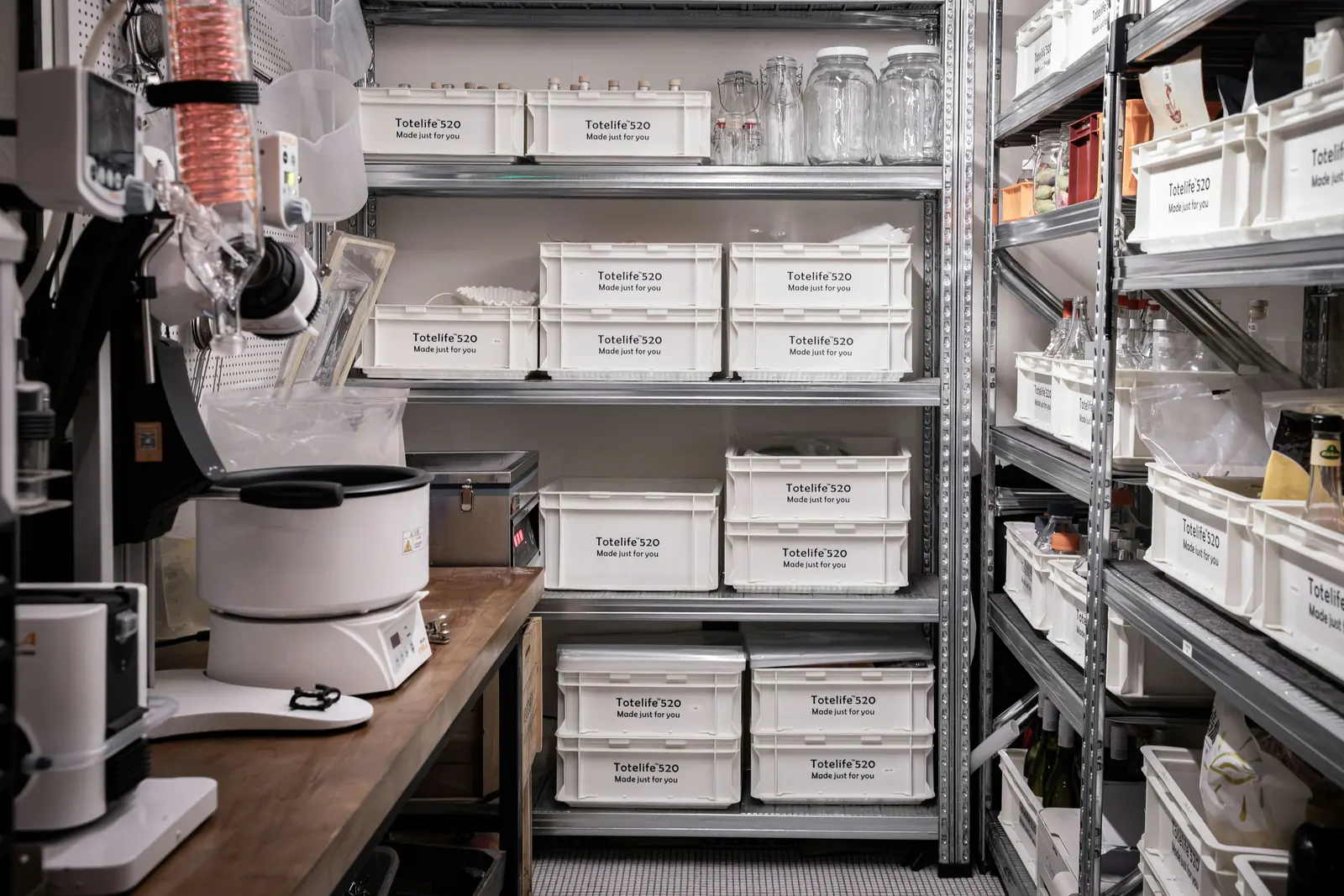 Betriebsmittelprüfung im Pharmaunternehmen: Laborgeräte neben dem Materiallager.