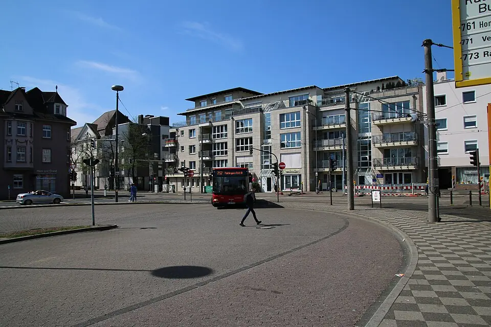 Betriebsmittelprüfung in Ratingen: Straßenleuchten und Ampelmasten am Busplatz.
