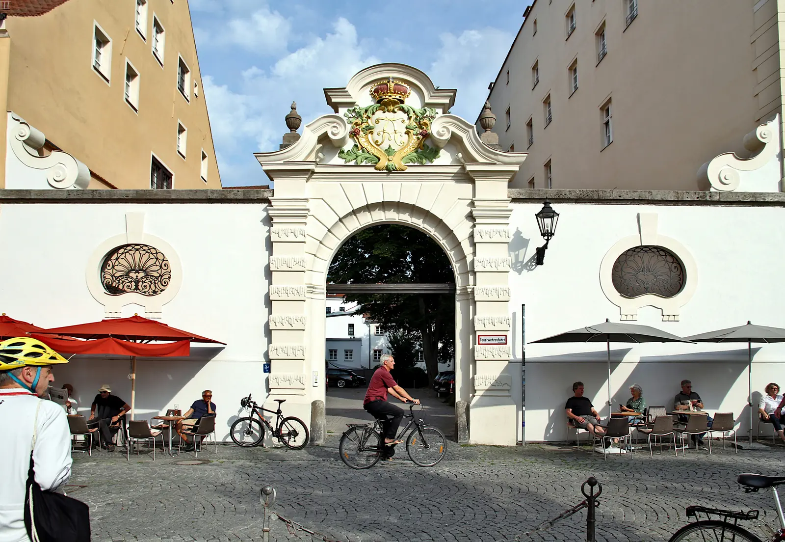 Betriebsmittelprüfung in Regensburg: Wandleuchte am barocken Torbogen.