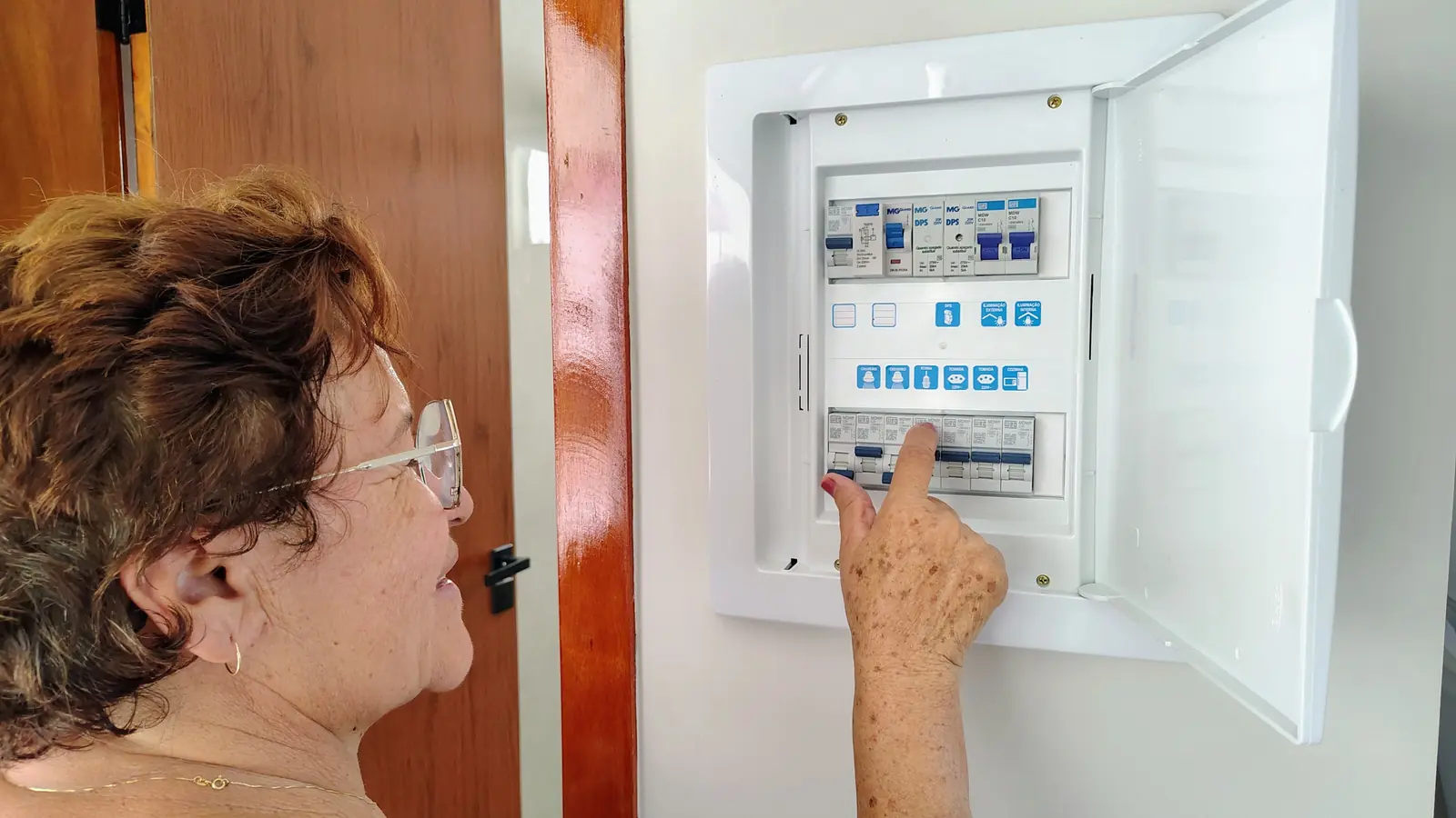 Betriebsmittelprüfung in der Schule: Blick in einen geöffneten Sicherungskasten im Flur.