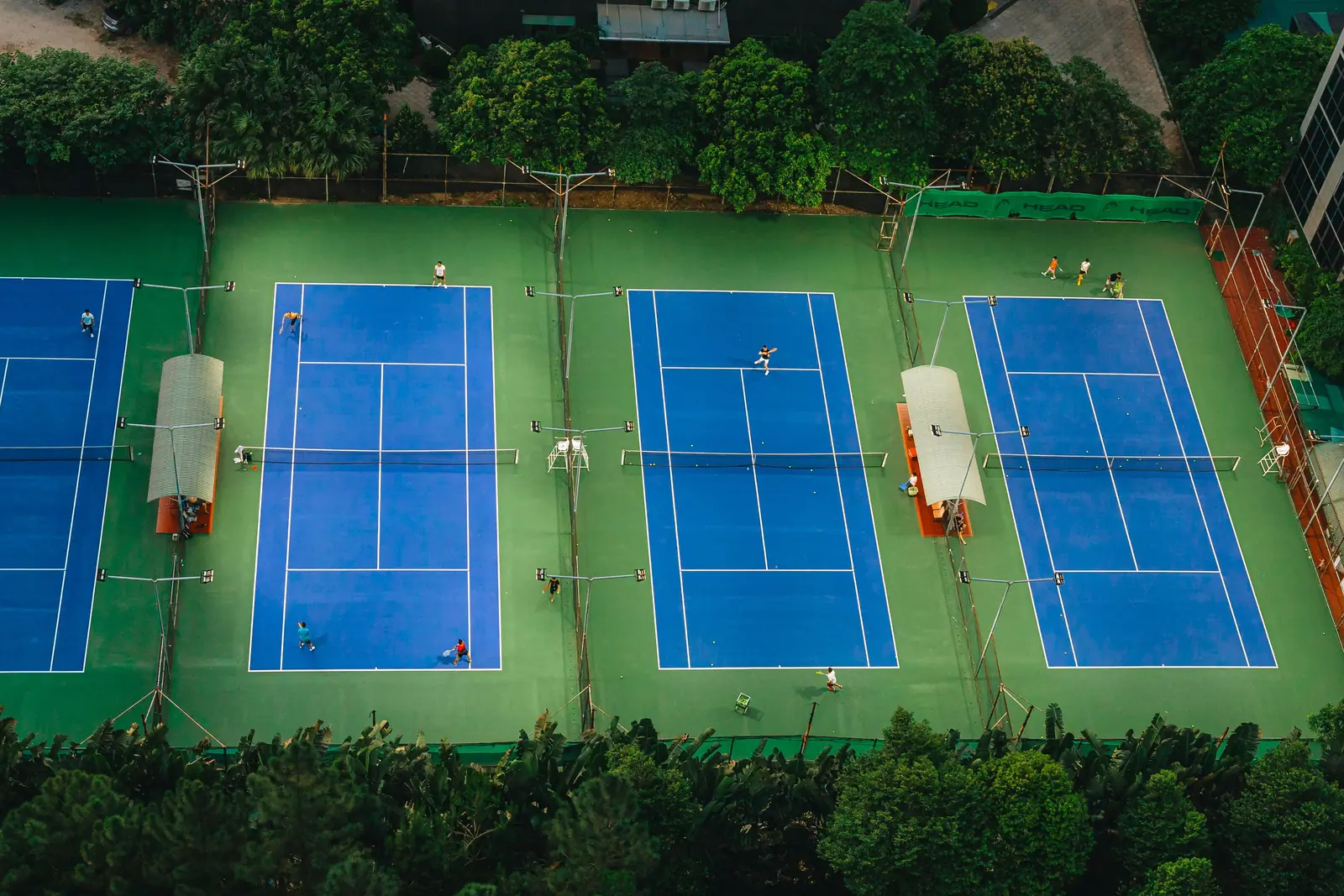 Betriebsmittelprüfung auf der Sportanlage: Flutlichtmasten über den Tennisplätzen.