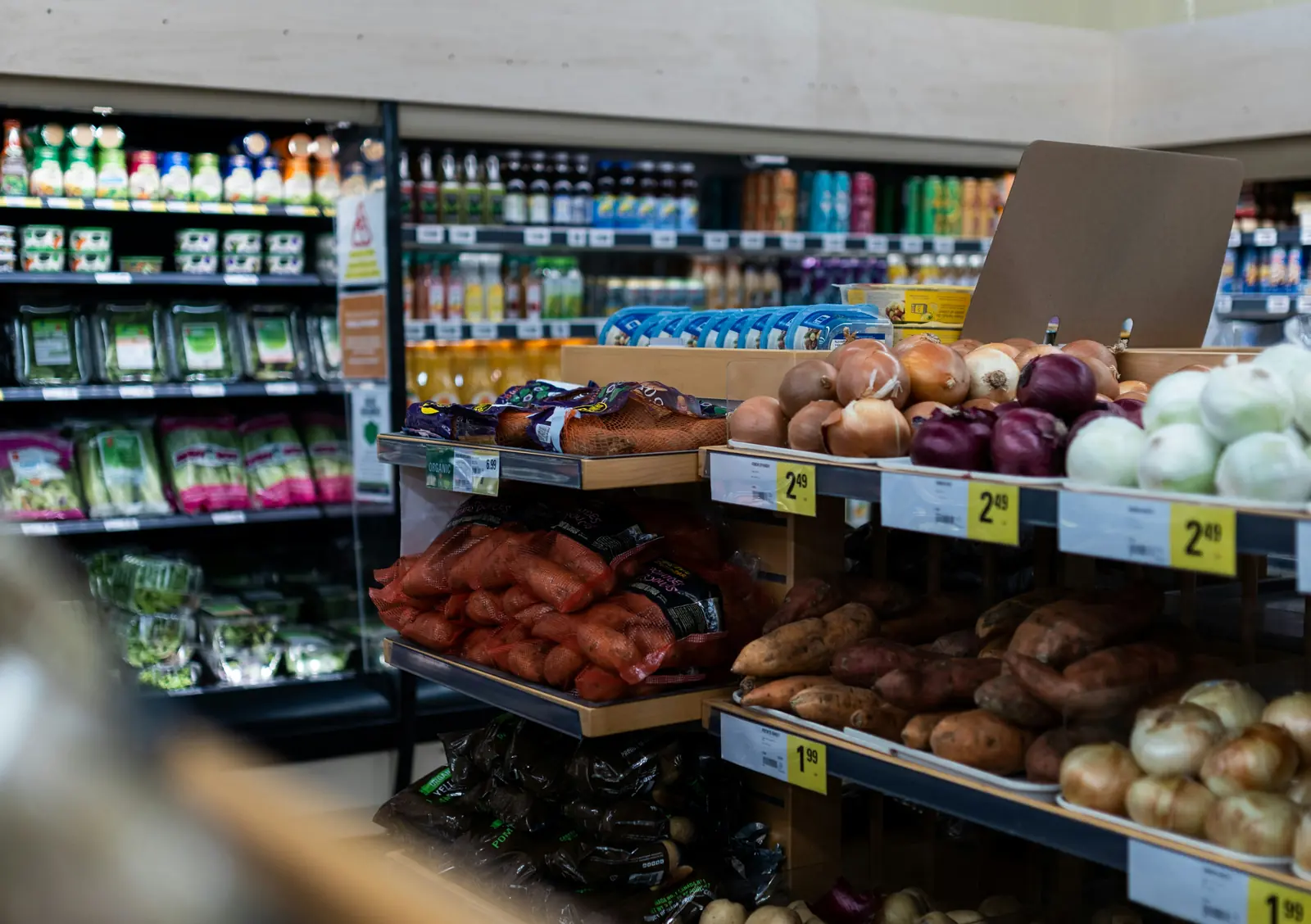 Betriebsmittelprüfung im Supermarkt: Kühlregale und Obstauslage im Verkaufsraum.