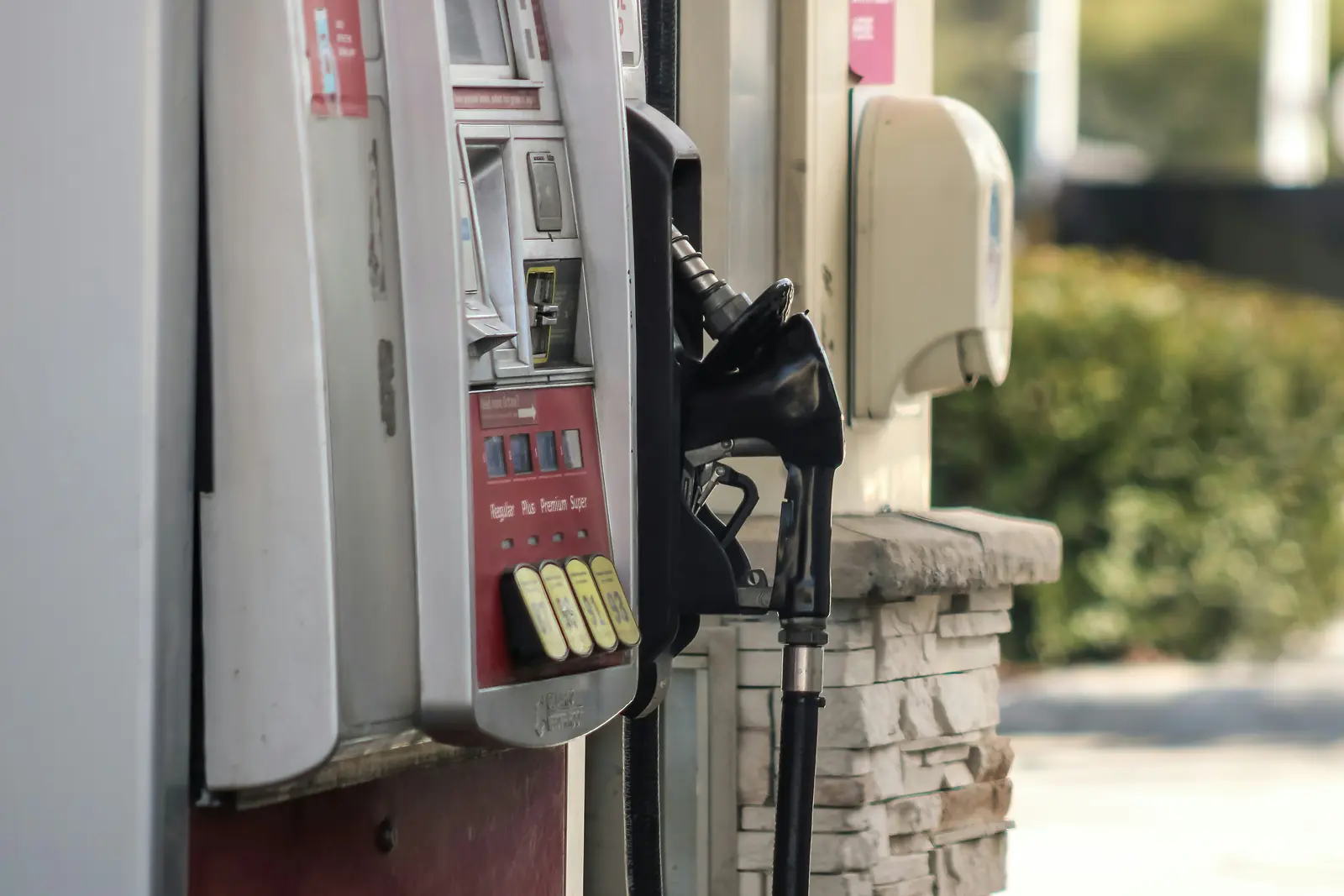 Betriebsmittelprüfung an der Tankstelle: Zapfsäule mit Display und Zapfpistole.