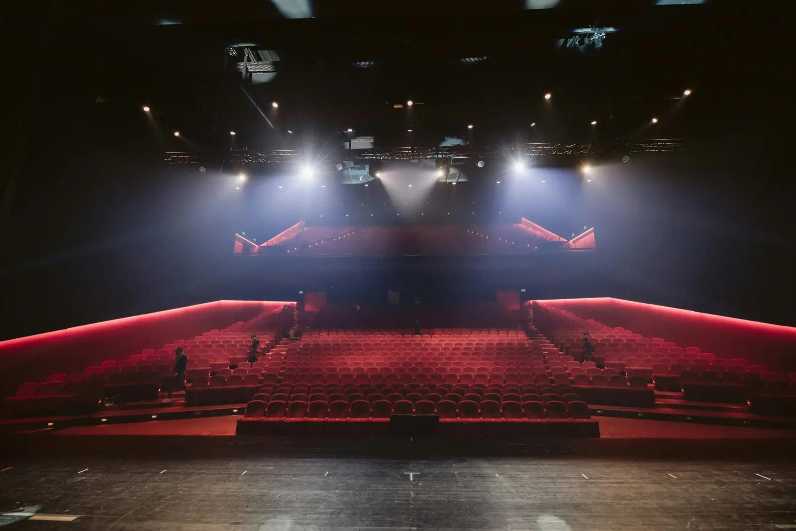 Betriebsmittelprüfung im Theater: Scheinwerfer an den Traversen über dem Zuschauerraum.