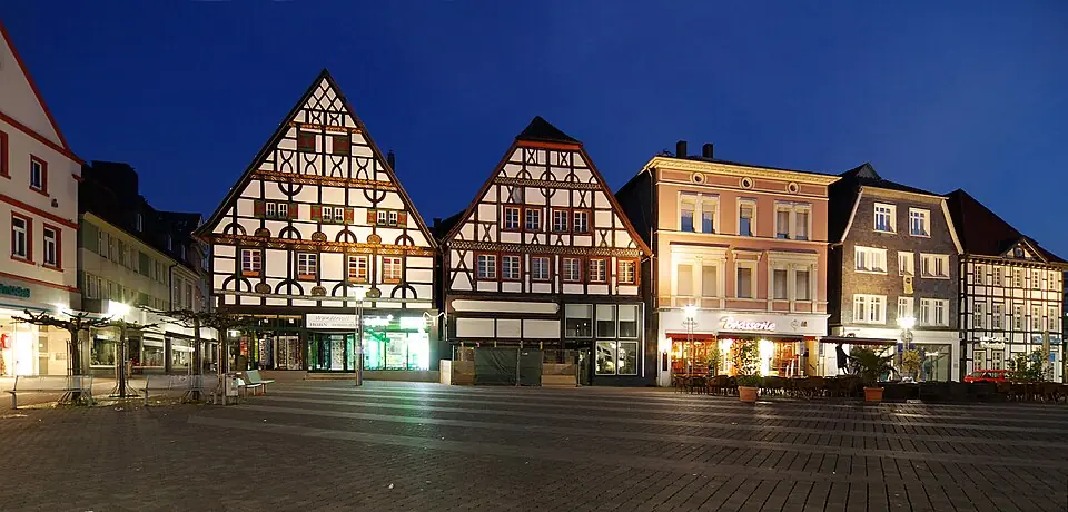 Betriebsmittelprüfung in Unna: Beleuchtete Fachwerkfassaden am Markt zur blauen Stunde.
