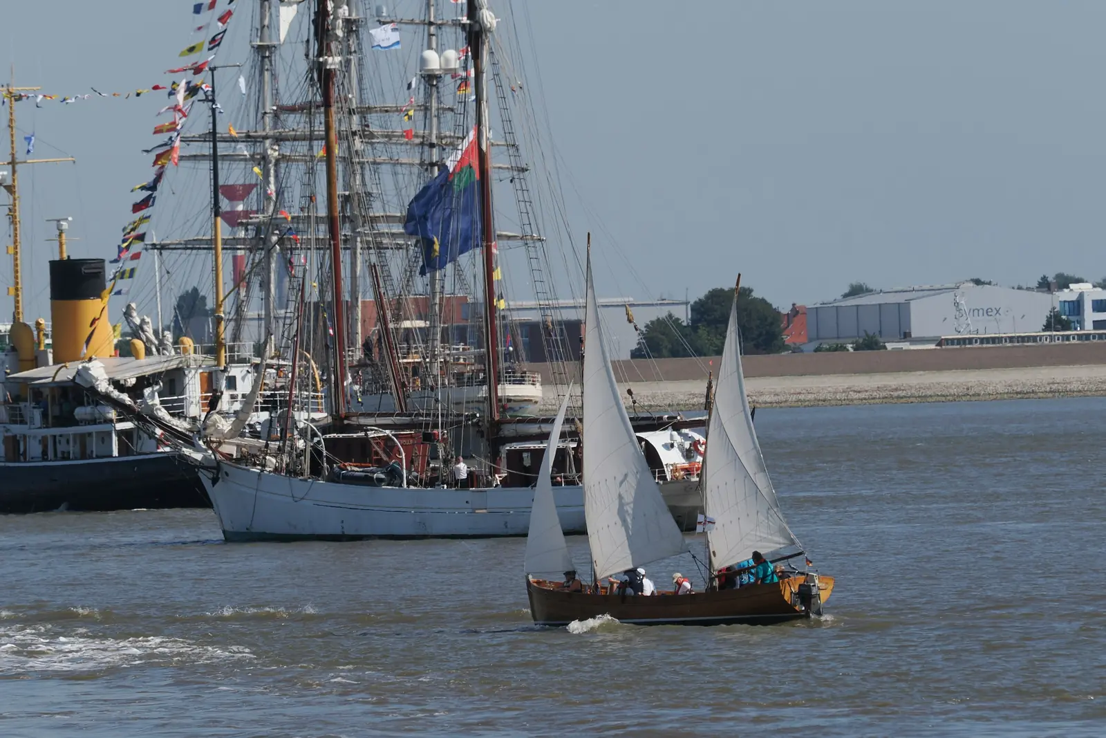 Betriebsmittelprüfung und Leiter- und Trittprüfung in Bremerhaven: Großsegler und Jolle auf der Weser.