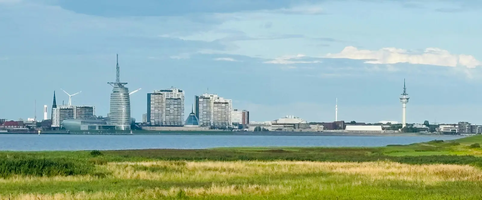 Betriebsmittelprüfung und Leiter- und Trittprüfung in Bremerhaven: Skyline über der Wesermündung.