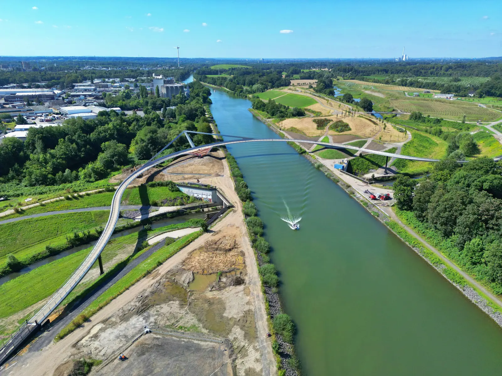 Betriebsmittelprüfung und Leiter- und Trittprüfung in Castrop-Rauxel: Luftbild von Kanal und Bogenbrücke.