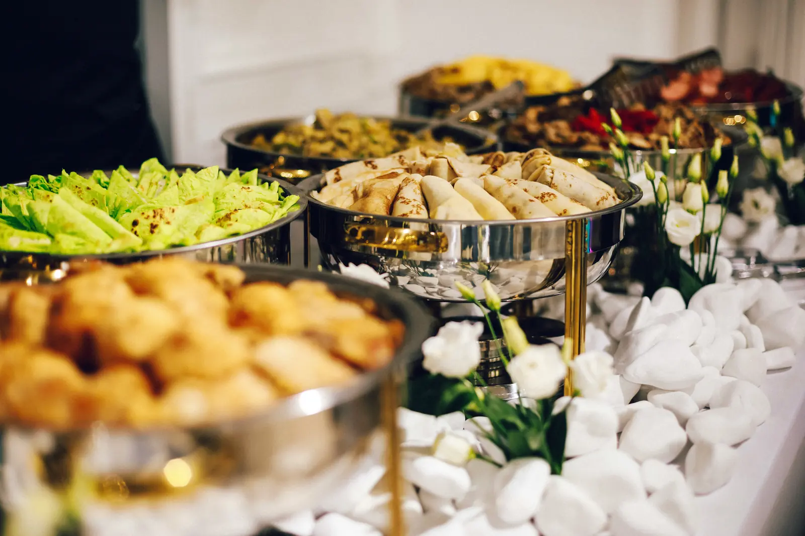 Betriebsmittelprüfung und Leiter- und Trittprüfung im Catering: Festliches Buffet mit Chafing Dishes.