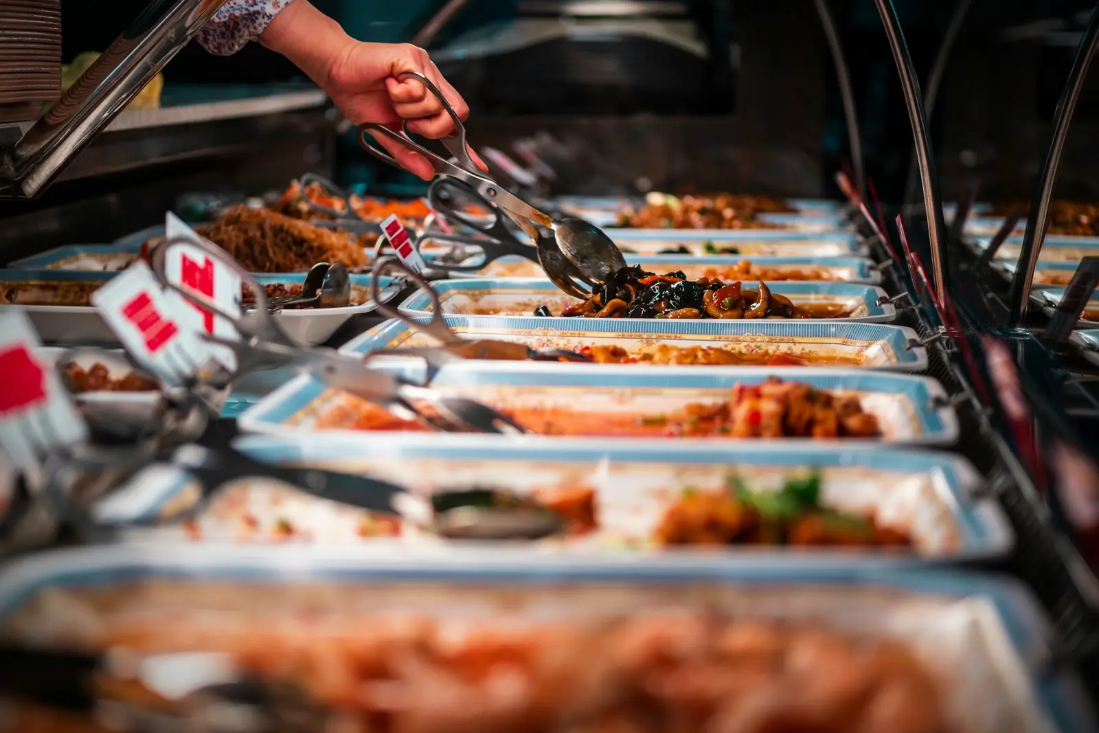 Betriebsmittelprüfung und Leiter- und Trittprüfung im Catering: Warmhaltebehälter mit Zangen an der Theke.