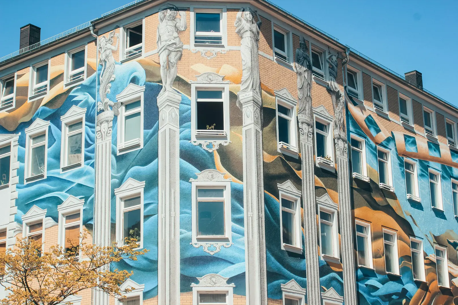 Betriebsmittelprüfung und Leiter- und Trittprüfung in Chemnitz: Wohnhaus mit großflächigem Fassadenbild.