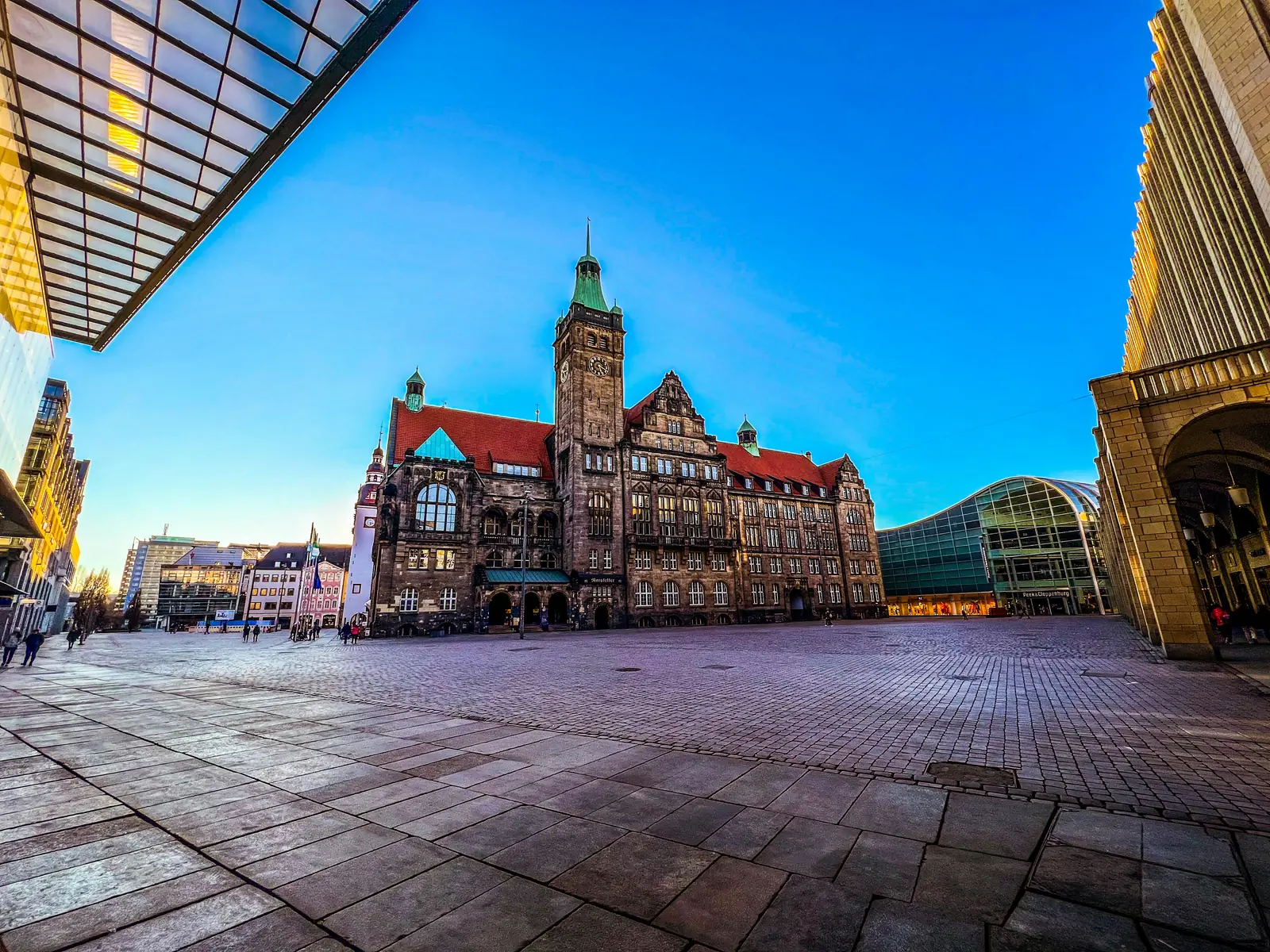 Betriebsmittelprüfung und Leiter- und Trittprüfung in Chemnitz: Rathaus mit Turm am weiten Marktplatz.