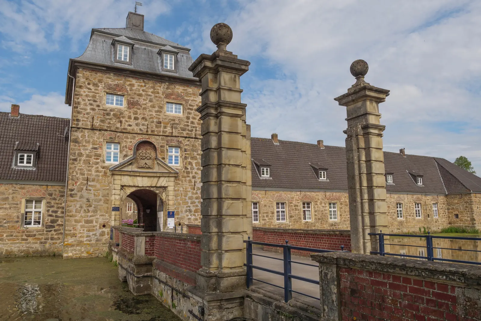 Betriebsmittelprüfung und Leiter- und Trittprüfung in Dorsten: Torhaus mit Steinpfeilern an der Grabenbrücke.