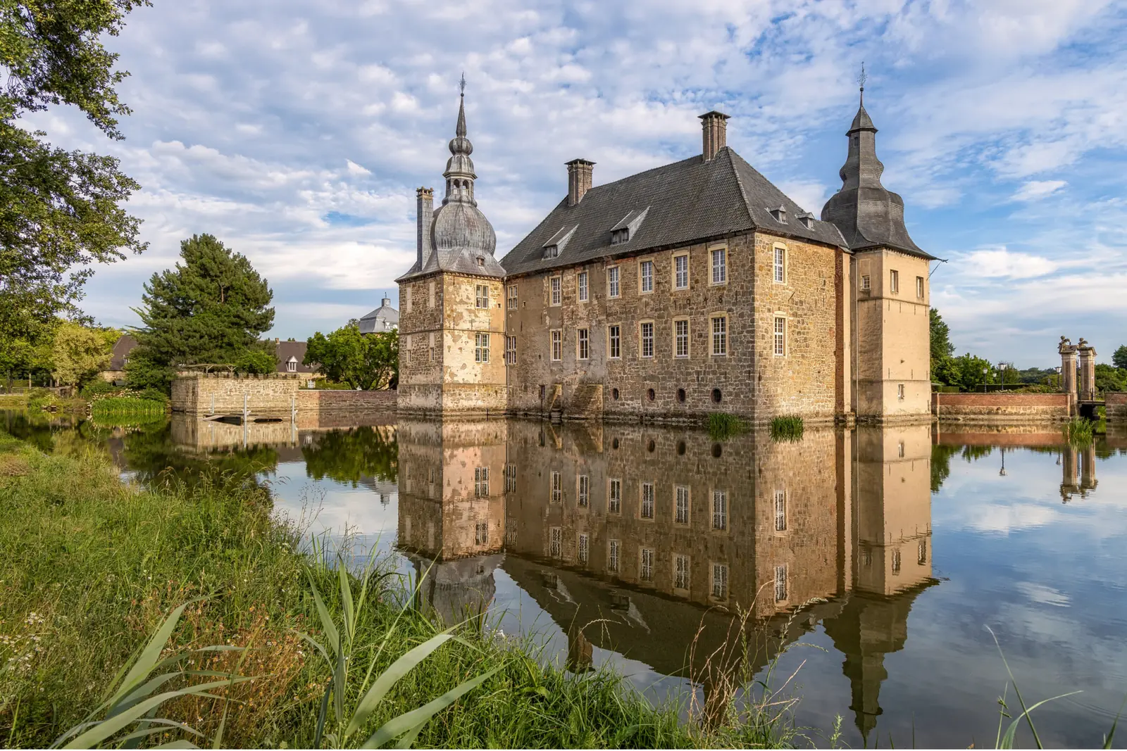 Betriebsmittelprüfung und Leiter- und Trittprüfung in Dorsten: Wasserschloss mit Spiegelung in der Gräfte.