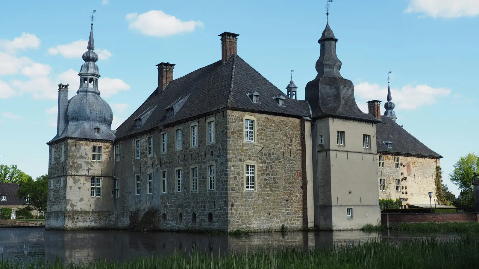 Betriebsmittelprüfung und Leiter- und Trittprüfung in Dorsten: Wasserschloss mit Zwiebelhauben und Schieferdach.