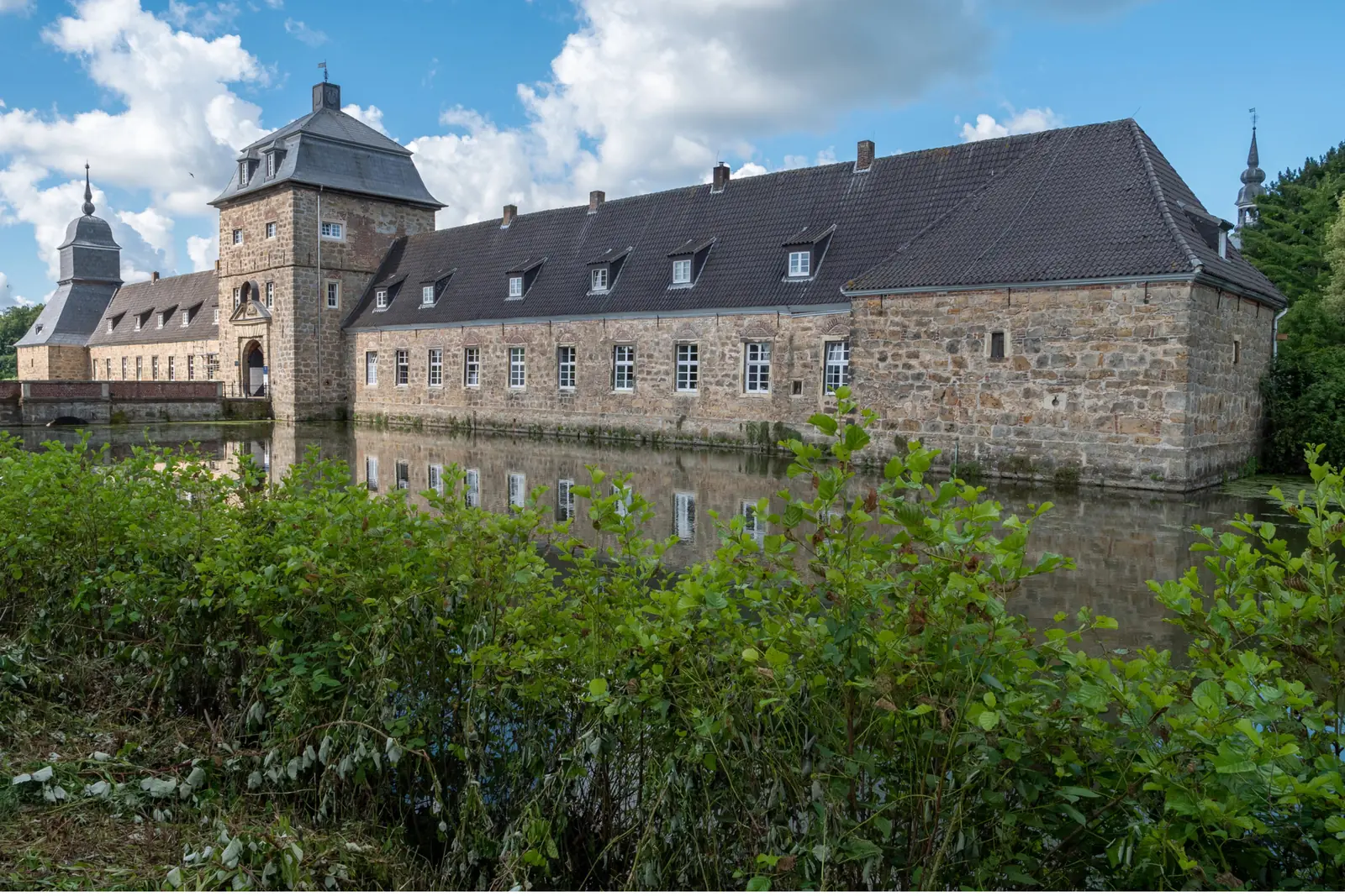 Betriebsmittelprüfung und Leiter- und Trittprüfung in Dorsten: Langer Wirtschaftsflügel über dem Wassergraben.