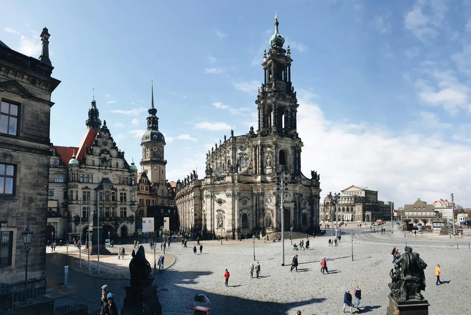 Betriebsmittelprüfung und Leiter- und Trittprüfung in Dresden: Barockkirche und Schlossbauten am Platz.