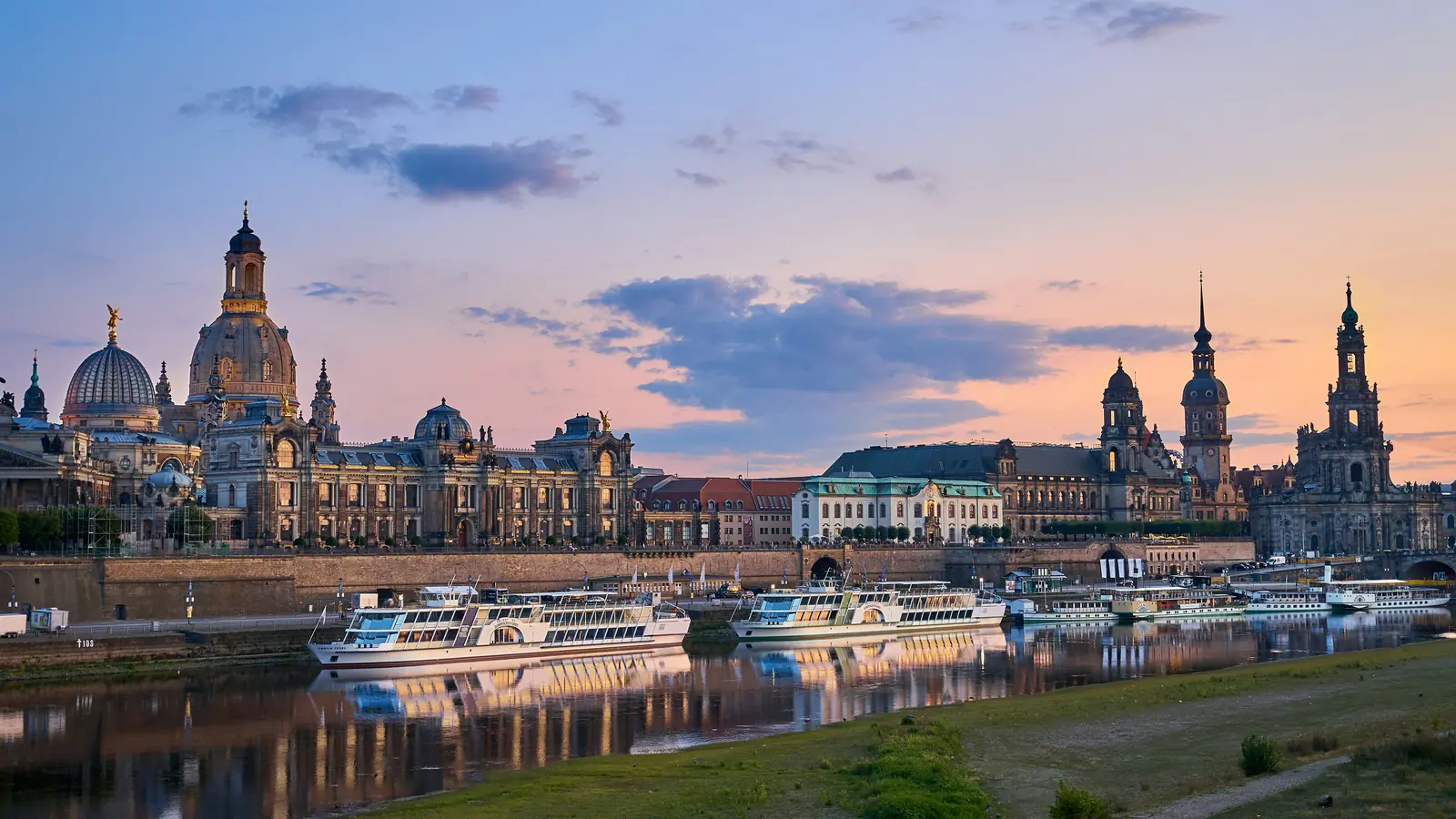 Betriebsmittelprüfung und Leiter- und Trittprüfung in Dresden: Elbufer mit Silhouette der Altstadt im Abendrot.