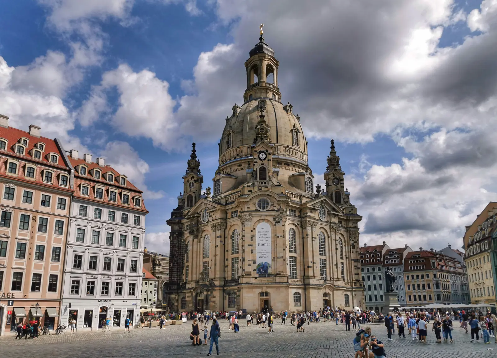 Betriebsmittelprüfung und Leiter- und Trittprüfung in Dresden: Kuppelkirche am belebten Neumarkt.