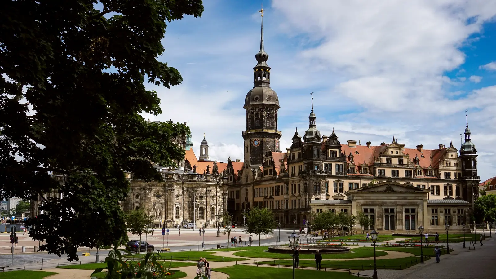 Betriebsmittelprüfung und Leiter- und Trittprüfung in Dresden: Schlossturm über Parkanlage und Platz.