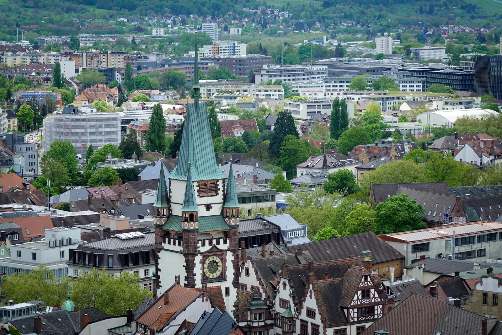 Betriebsmittelprüfung und Leiter- und Trittprüfung in Freiburg: Turm mit grüner Haube über der Innenstadt.