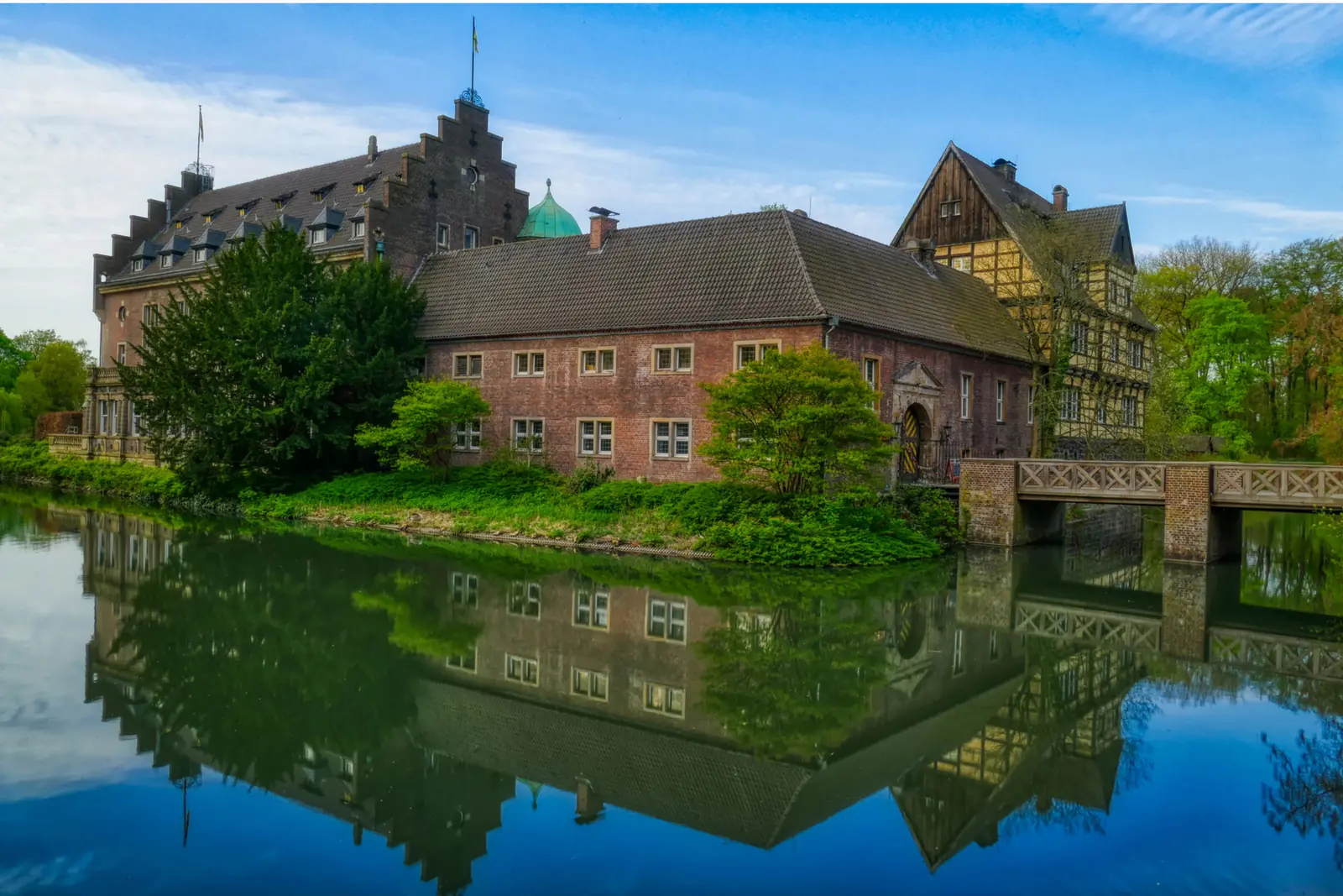 Betriebsmittelprüfung und Leiter- und Trittprüfung in Gladbeck: Vorburg mit Fachwerk und Brücke über den Graben.