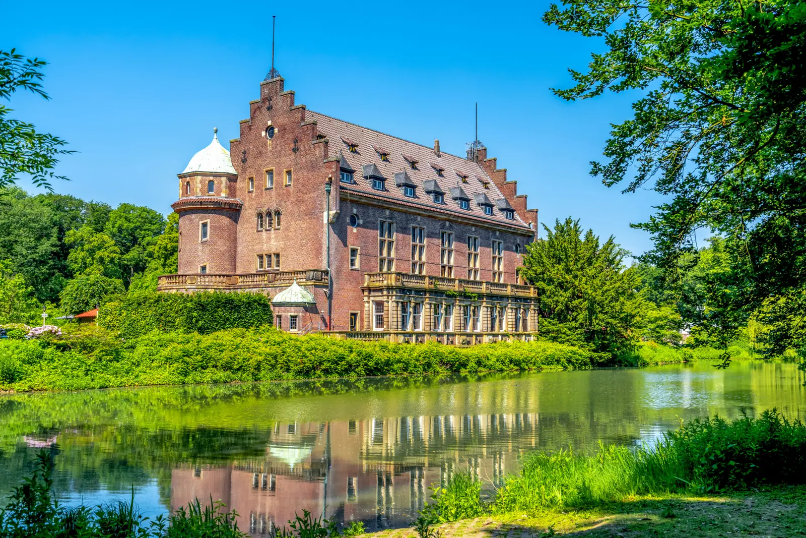 Betriebsmittelprüfung und Leiter- und Trittprüfung in Gladbeck: Wasserschloss mit Rundturm und Staffelgiebel.