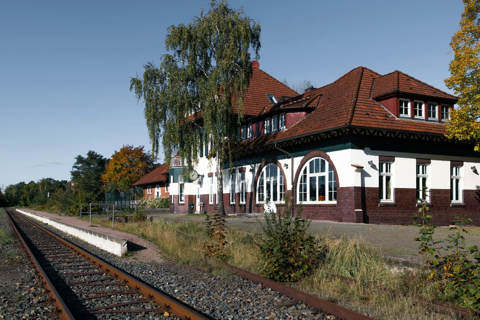 Betriebsmittelprüfung und Leiter- und Trittprüfung in Gütersloh: Bahnhofsgebäude an den Gleisen.