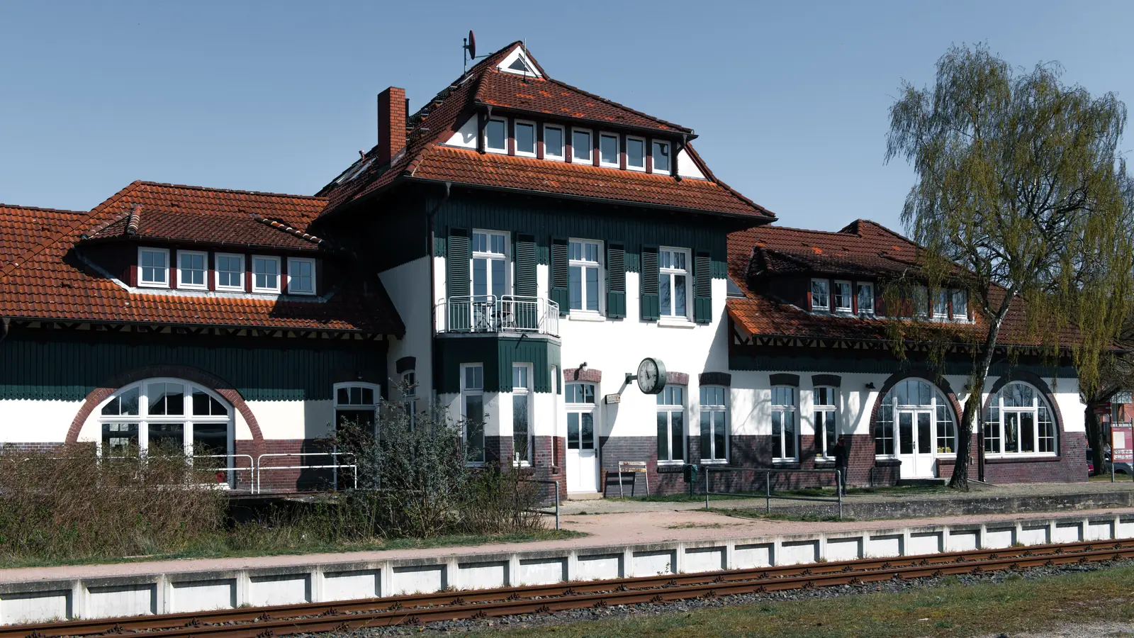 Betriebsmittelprüfung und Leiter- und Trittprüfung in Gütersloh: Historisches Bahnhofsgebäude von vorn.