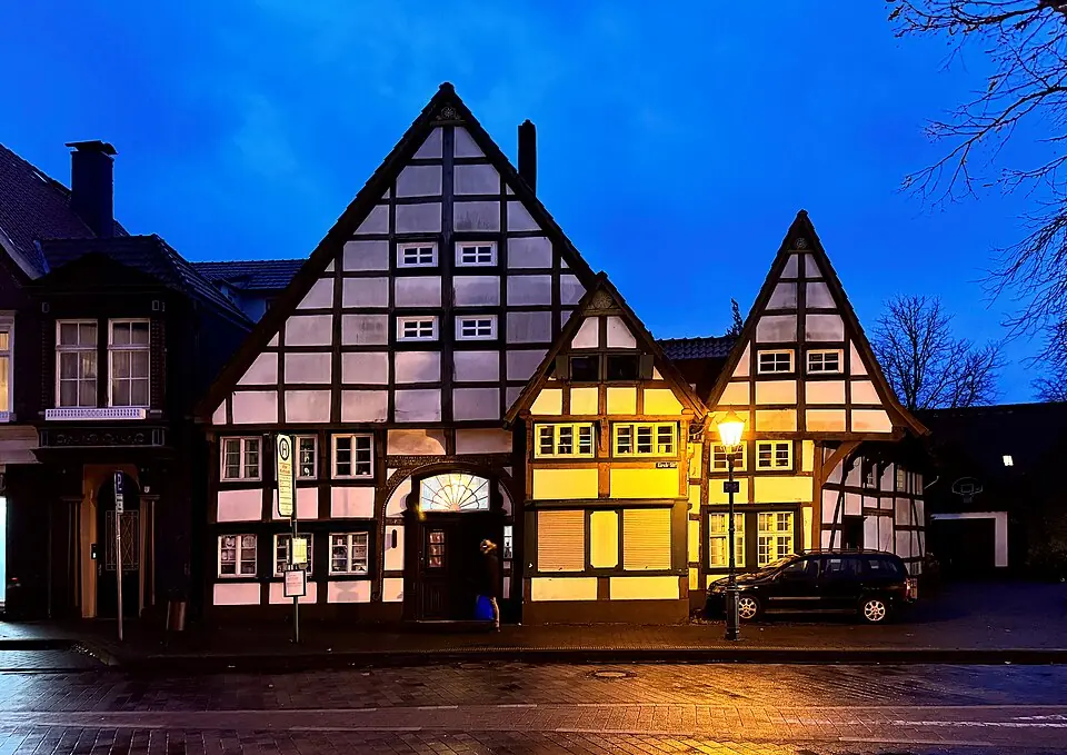 Betriebsmittelprüfung und Leiter- und Trittprüfung in Gütersloh: Fachwerkhäuser zur blauen Stunde.