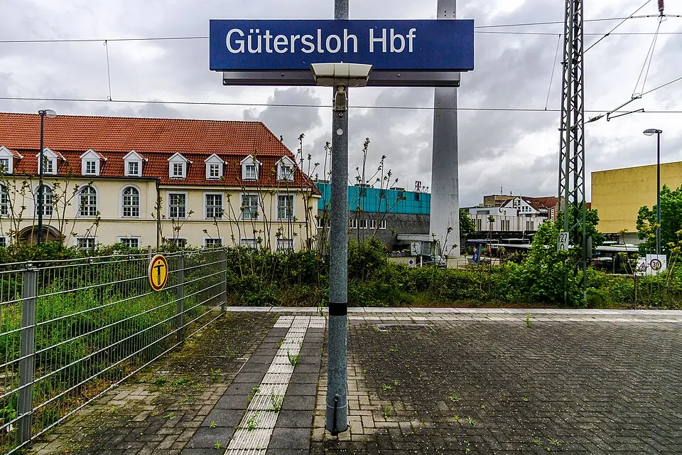 Betriebsmittelprüfung und Leiter- und Trittprüfung in Gütersloh: Bahnsteigschild am Hauptbahnhof.