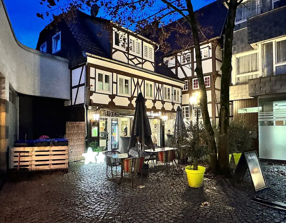 Betriebsmittelprüfung und Leiter- und Trittprüfung in Gütersloh: Beleuchteter Innenhof mit Fachwerk.