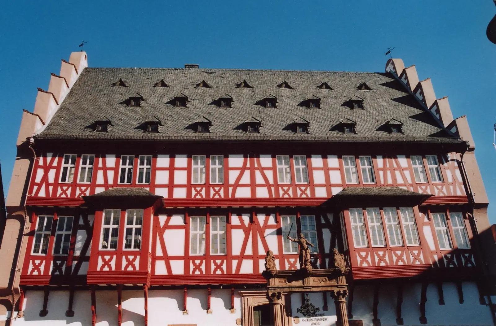 Betriebsmittelprüfung und Leiter- und Trittprüfung in Hanau: Rot-weißes Fachwerkhaus mit Zwerchgauben.