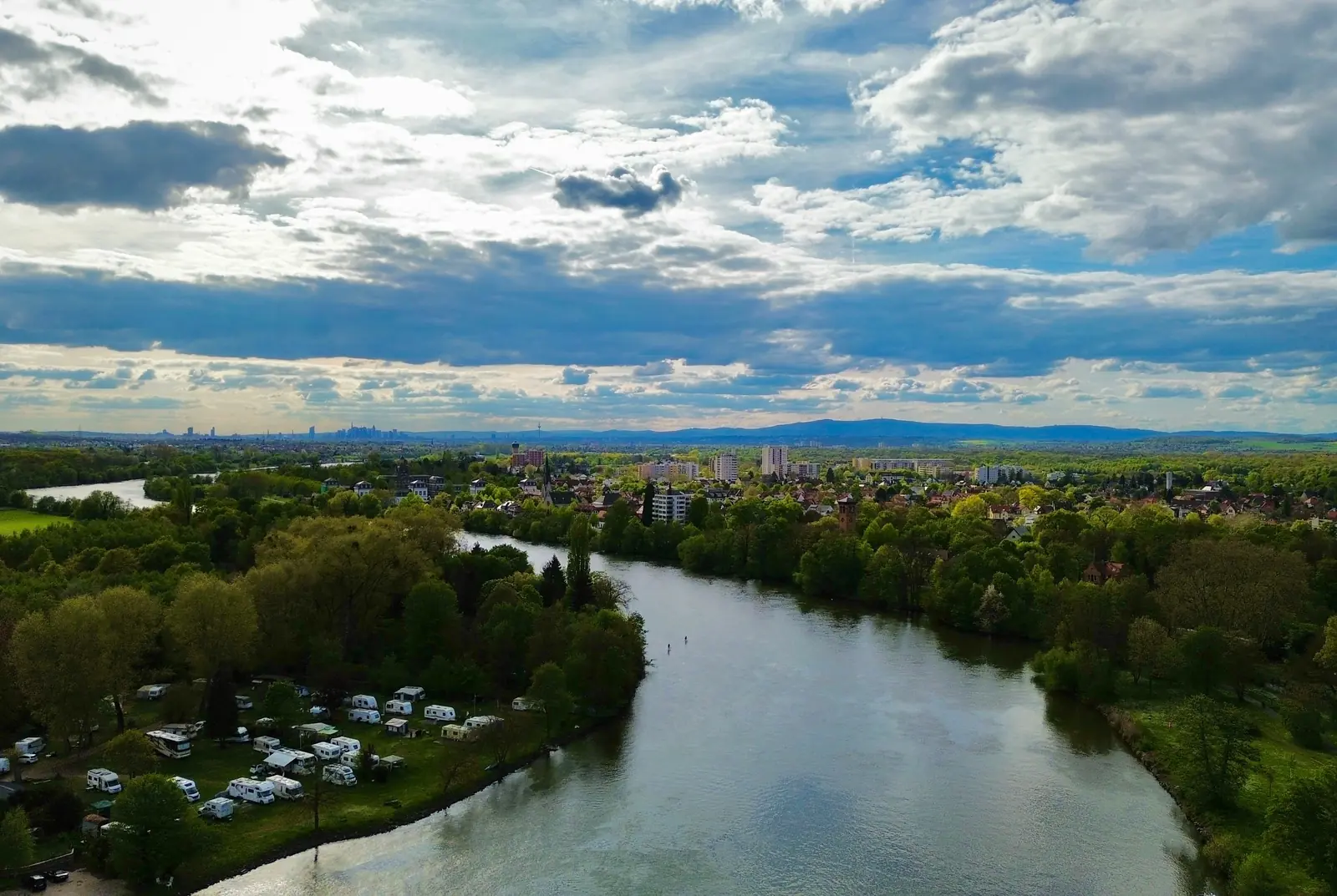 Betriebsmittelprüfung und Leiter- und Trittprüfung in Hanau: Luftaufnahme vom Main mit Skyline am Horizont.