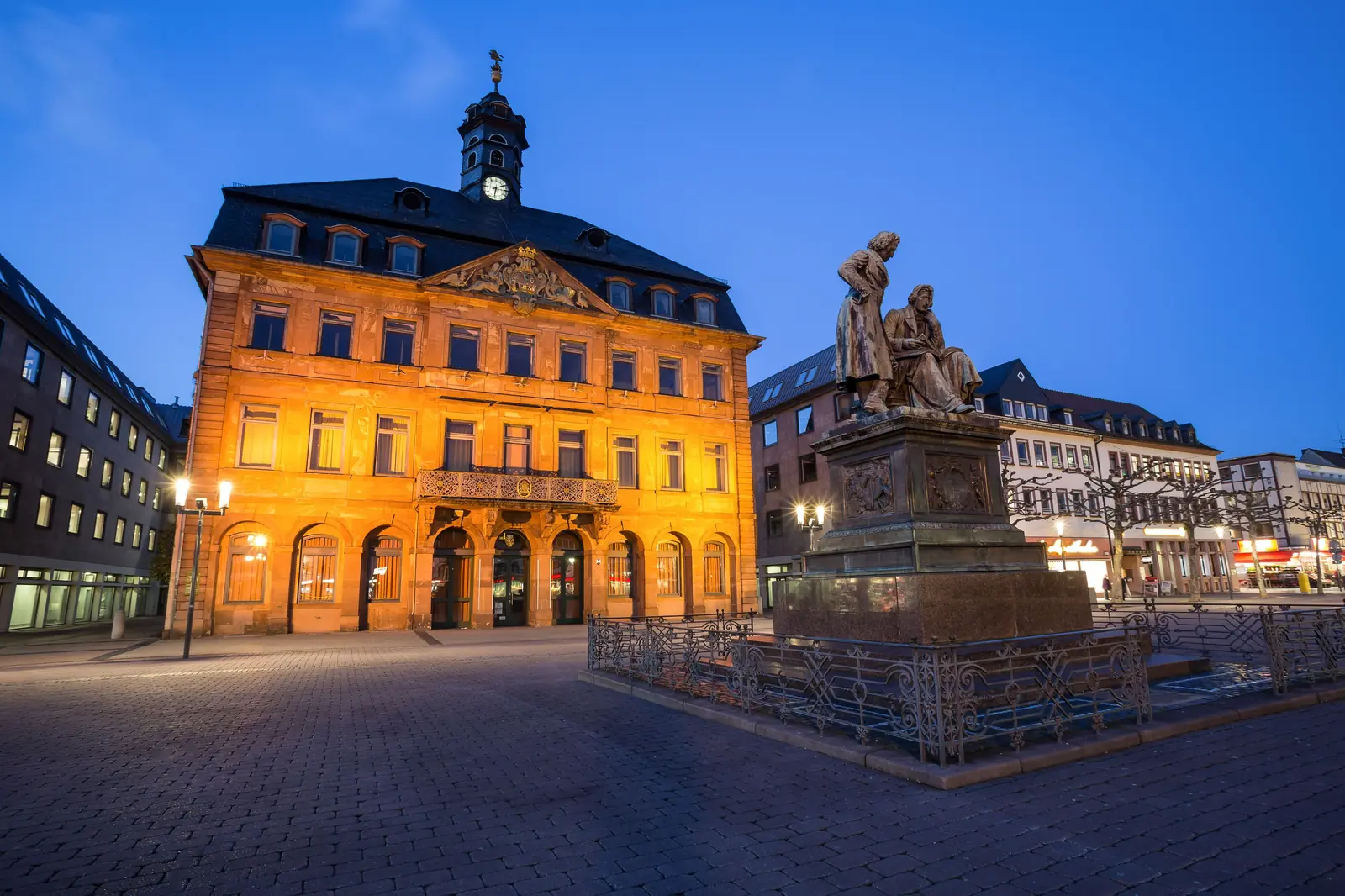 Betriebsmittelprüfung und Leiter- und Trittprüfung in Hanau: Rathaus und Denkmal am Marktplatz zur blauen Stunde.