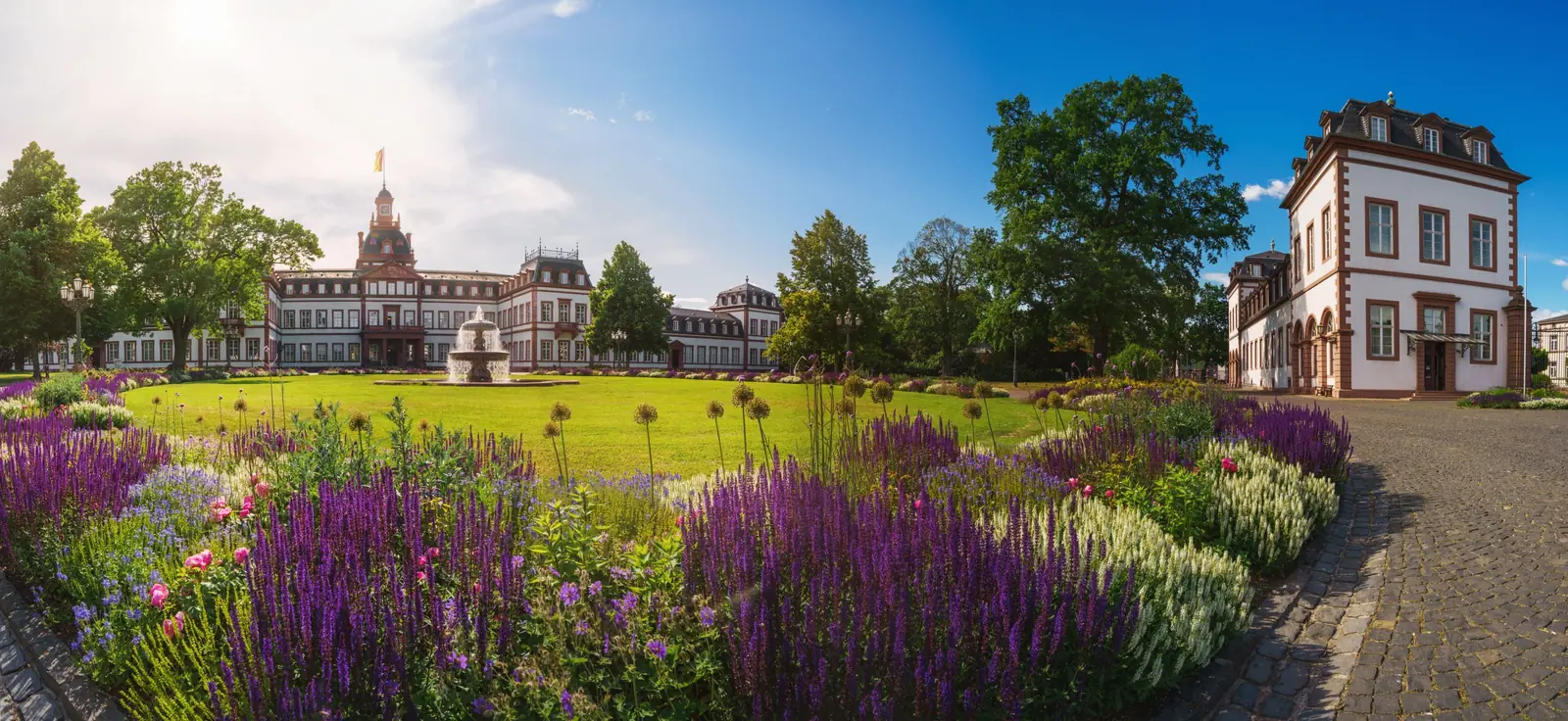 Betriebsmittelprüfung und Leiter- und Trittprüfung in Hanau: Schloss Philippsruhe mit Staudenbeeten.