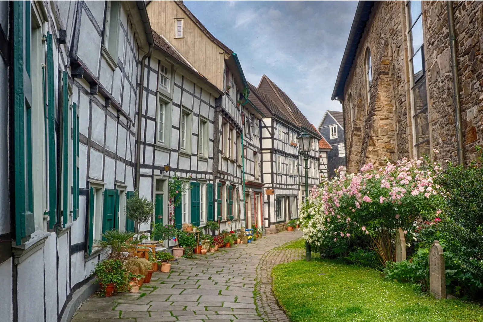 Betriebsmittelprüfung und Leiter- und Trittprüfung in Hattingen: Fachwerkgasse mit Rosen am Kirchhof.