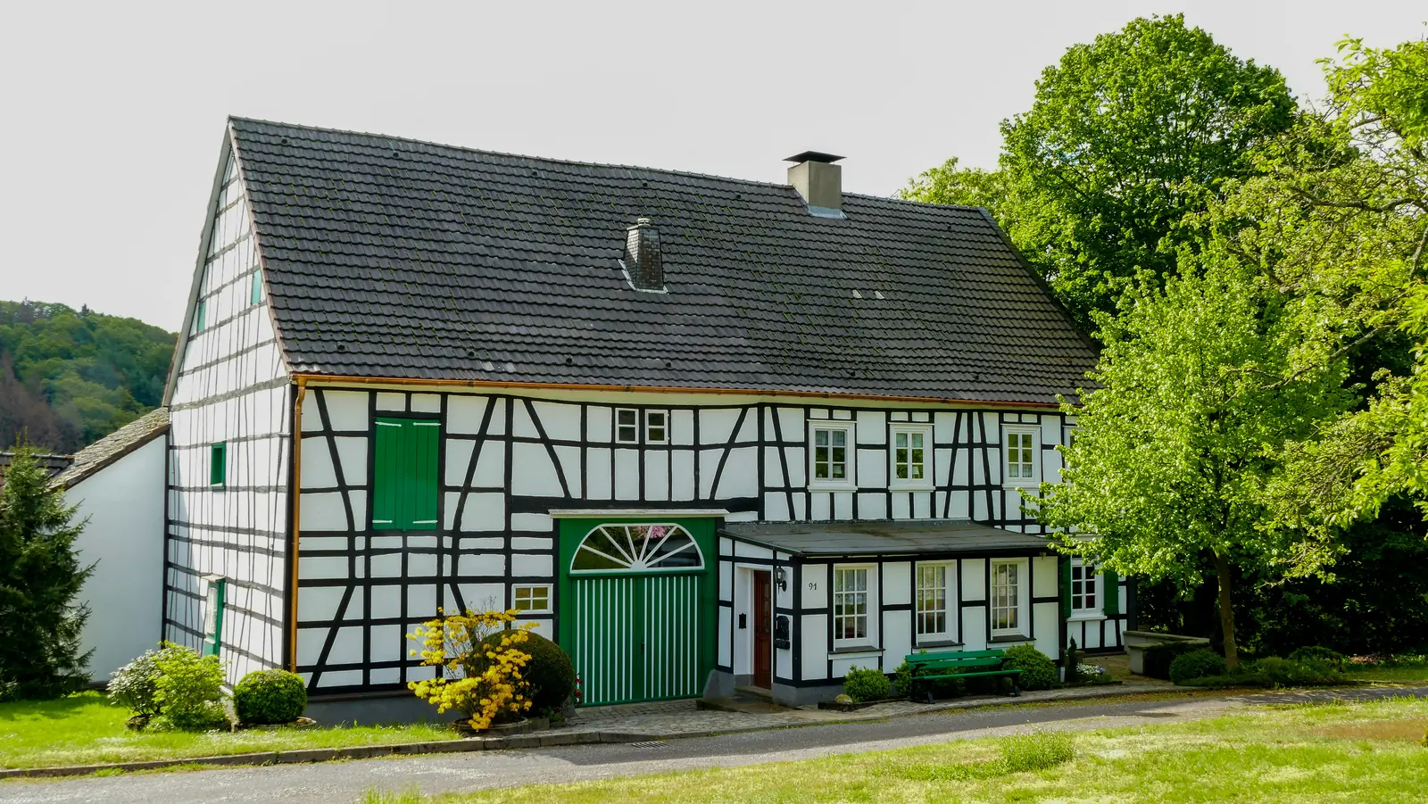 Betriebsmittelprüfung und Leiter- und Trittprüfung in Hattingen: Fachwerkhof mit grünen Toren am Ortsrand.