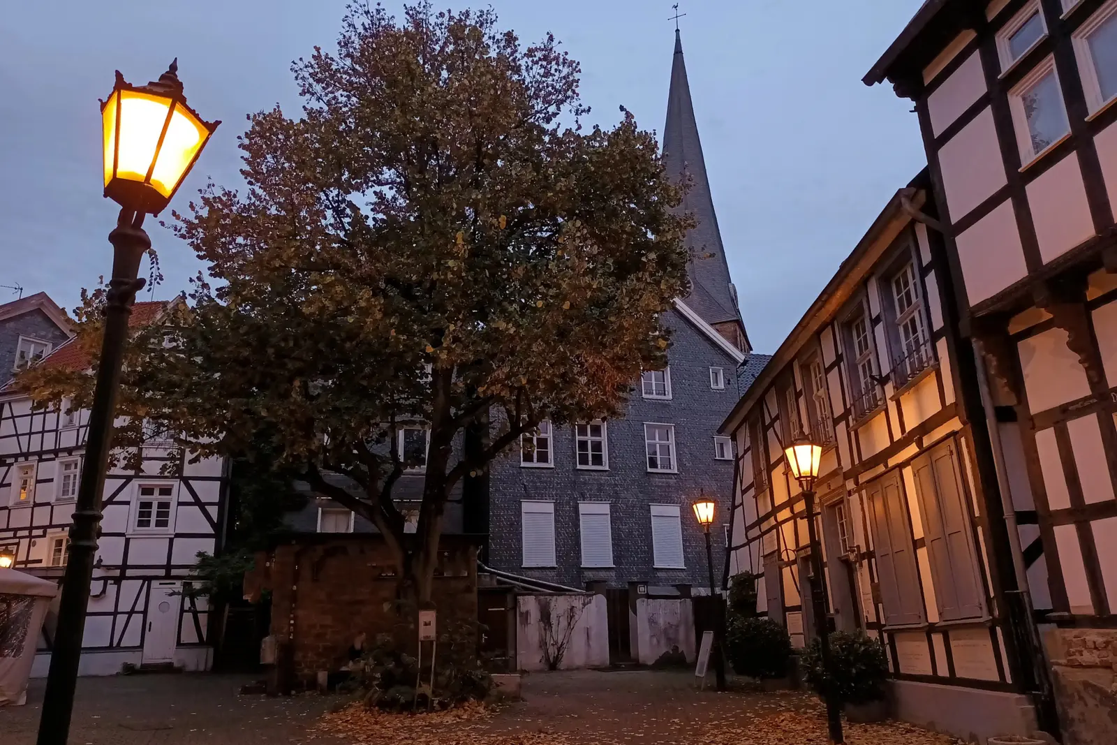 Betriebsmittelprüfung und Leiter- und Trittprüfung in Hattingen: Beleuchtete Gaslaternen in der Altstadtgasse.