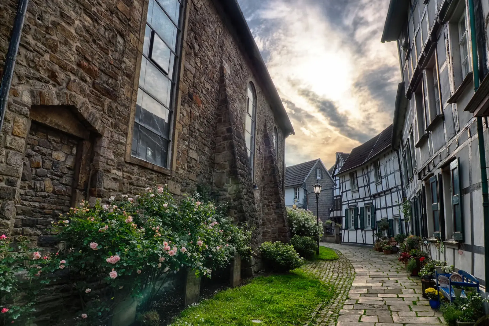 Betriebsmittelprüfung und Leiter- und Trittprüfung in Hattingen: Pflastergasse zwischen Bruchsteinkirche und Fachwerk.