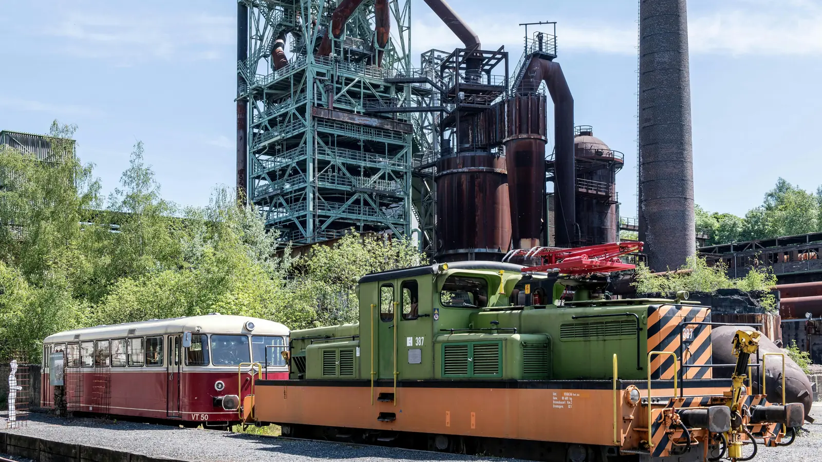 Betriebsmittelprüfung und Leiter- und Trittprüfung in Hattingen: Werkslok vor dem Hochofengerüst.