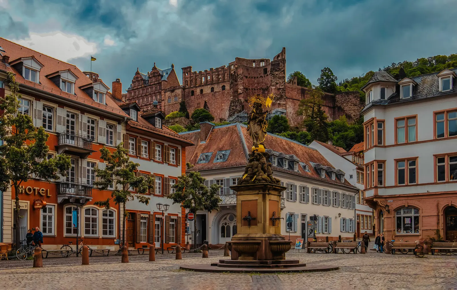 Betriebsmittelprüfung und Leiter- und Trittprüfung in Heidelberg: Platz mit Brunnen unterhalb der Schlossruine.
