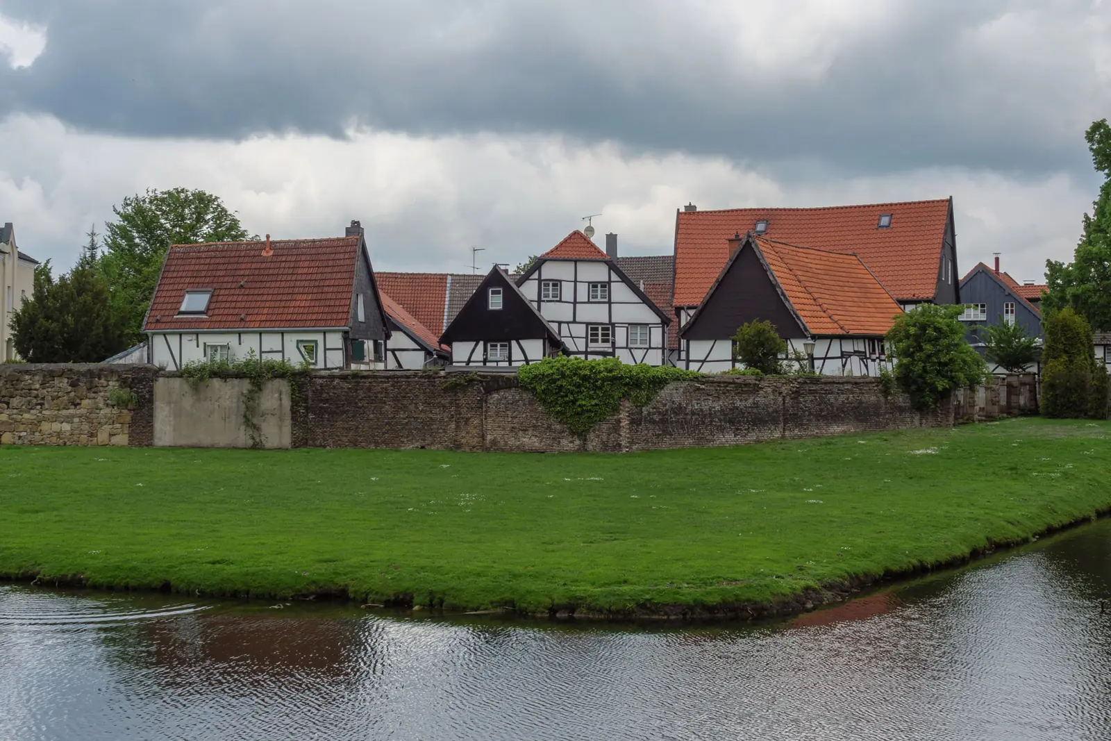 Betriebsmittelprüfung und Leiter- und Trittprüfung in Herten: Fachwerkhäuser hinter der Mauer am Wassergraben.
