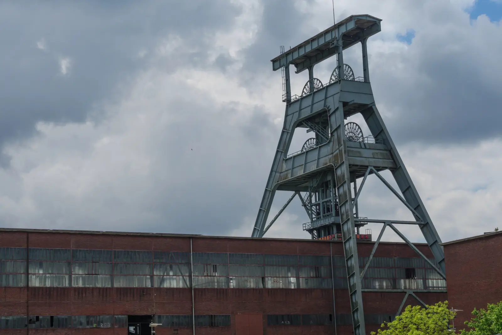 Betriebsmittelprüfung und Leiter- und Trittprüfung in Herten: Fördergerüst über der Backsteinhalle.