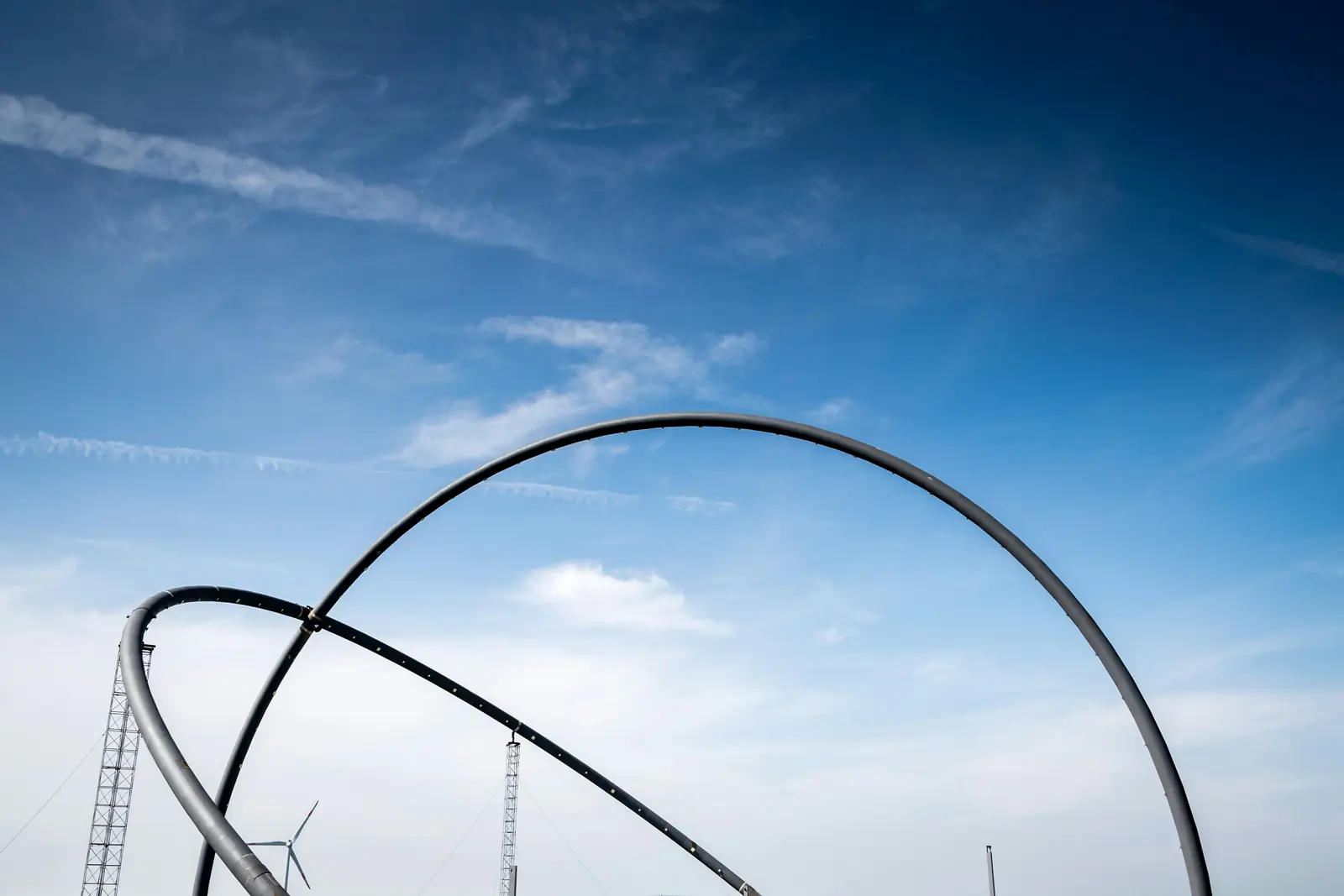 Betriebsmittelprüfung und Leiter- und Trittprüfung in Herten: Stahlbögen der Haldenskulptur vor Windrädern.