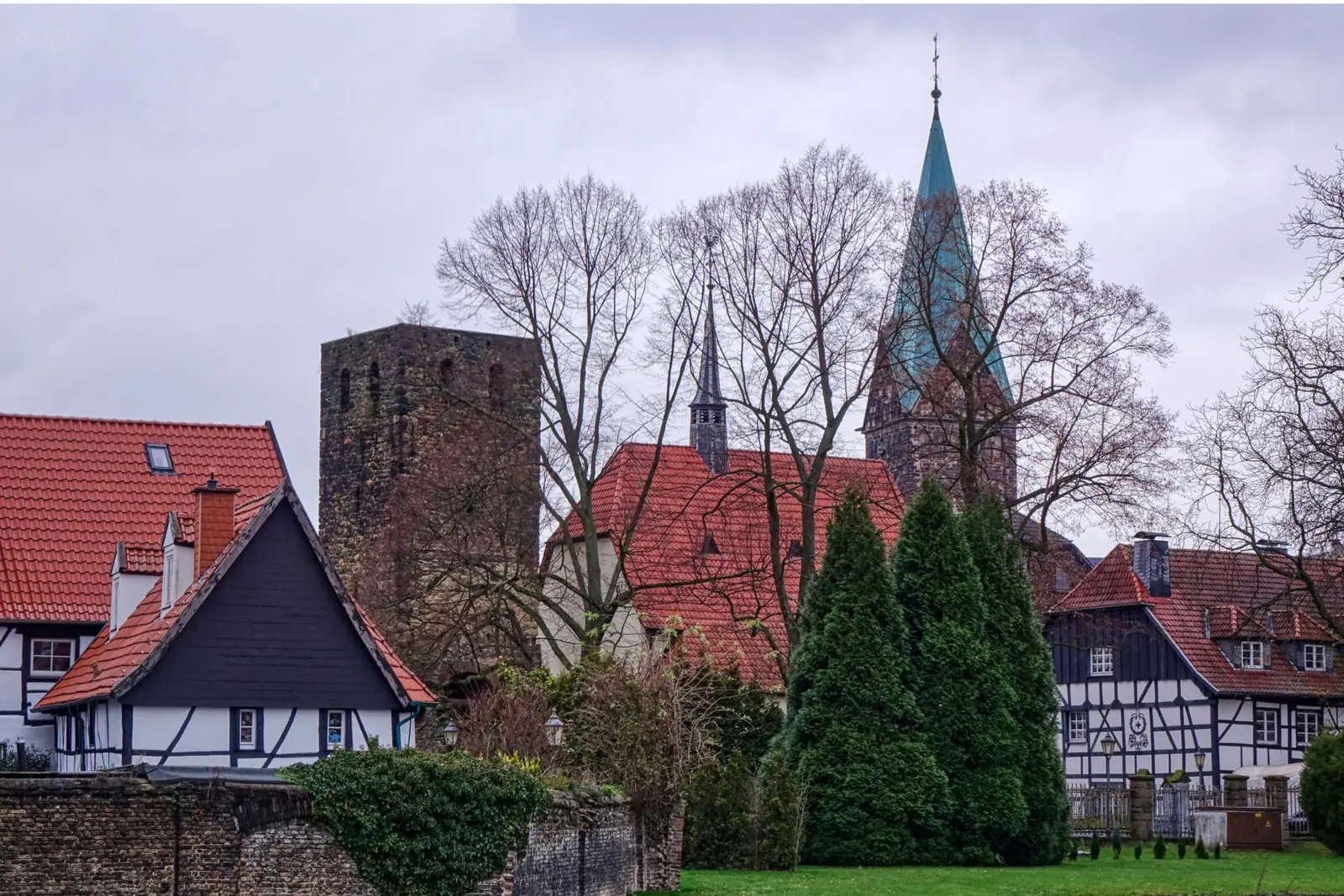 Betriebsmittelprüfung und Leiter- und Trittprüfung in Herten: Alter Wehrturm zwischen Fachwerk und Kirchtürmen.