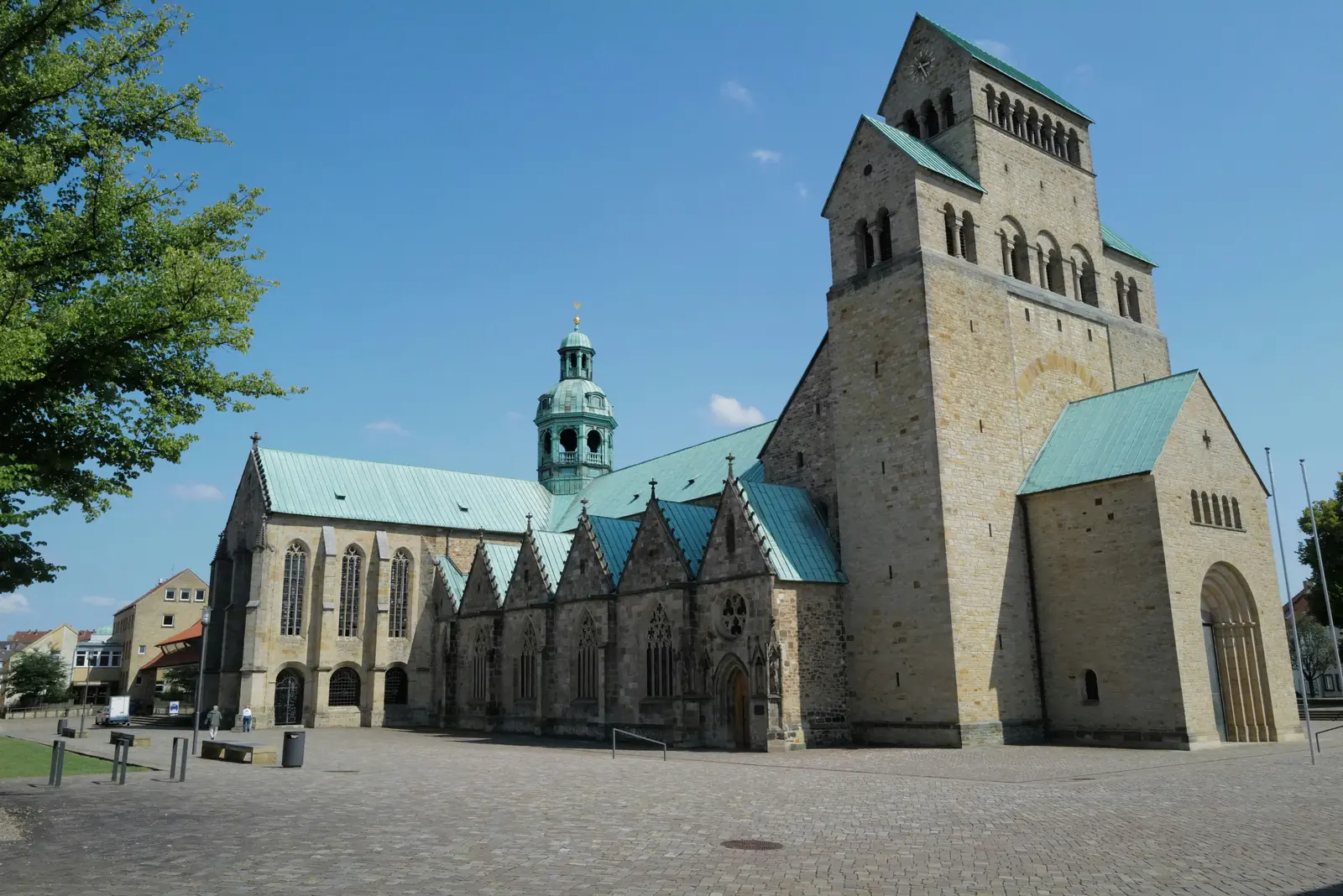 Betriebsmittelprüfung und Leiter- und Trittprüfung in Hildesheim: Dom mit Westwerk und grünen Kupferdächern.