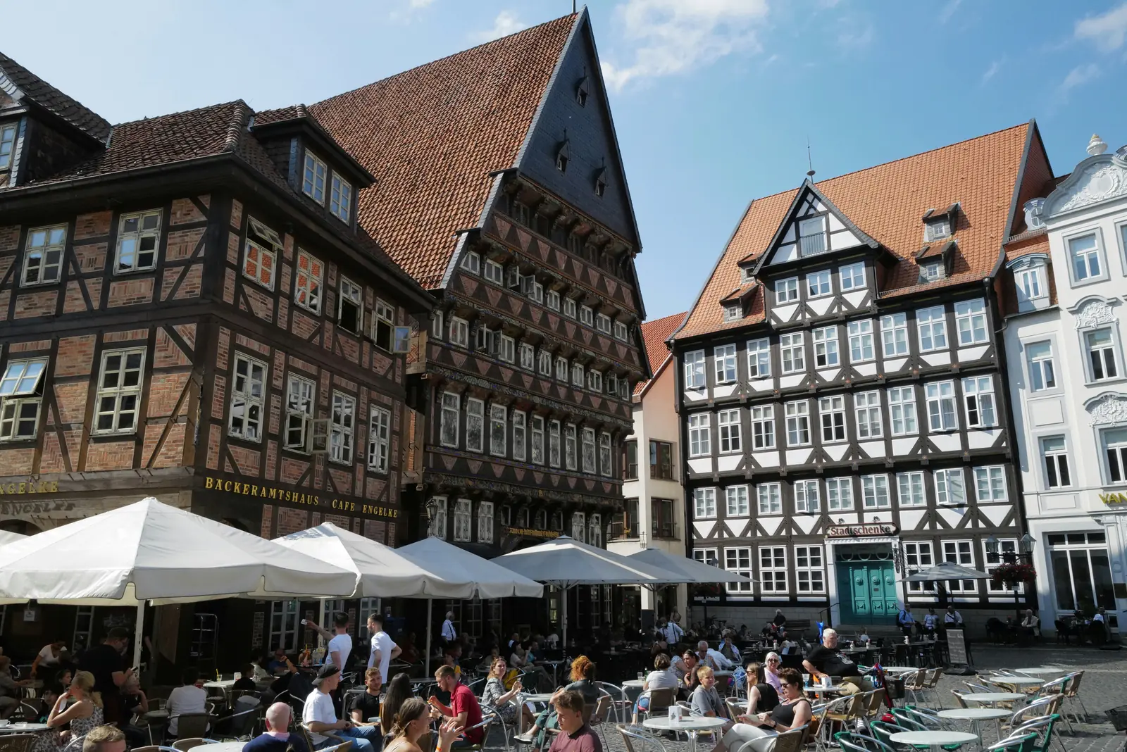 Betriebsmittelprüfung und Leiter- und Trittprüfung in Hildesheim: Fachwerkfassaden und Außengastronomie am Markt.