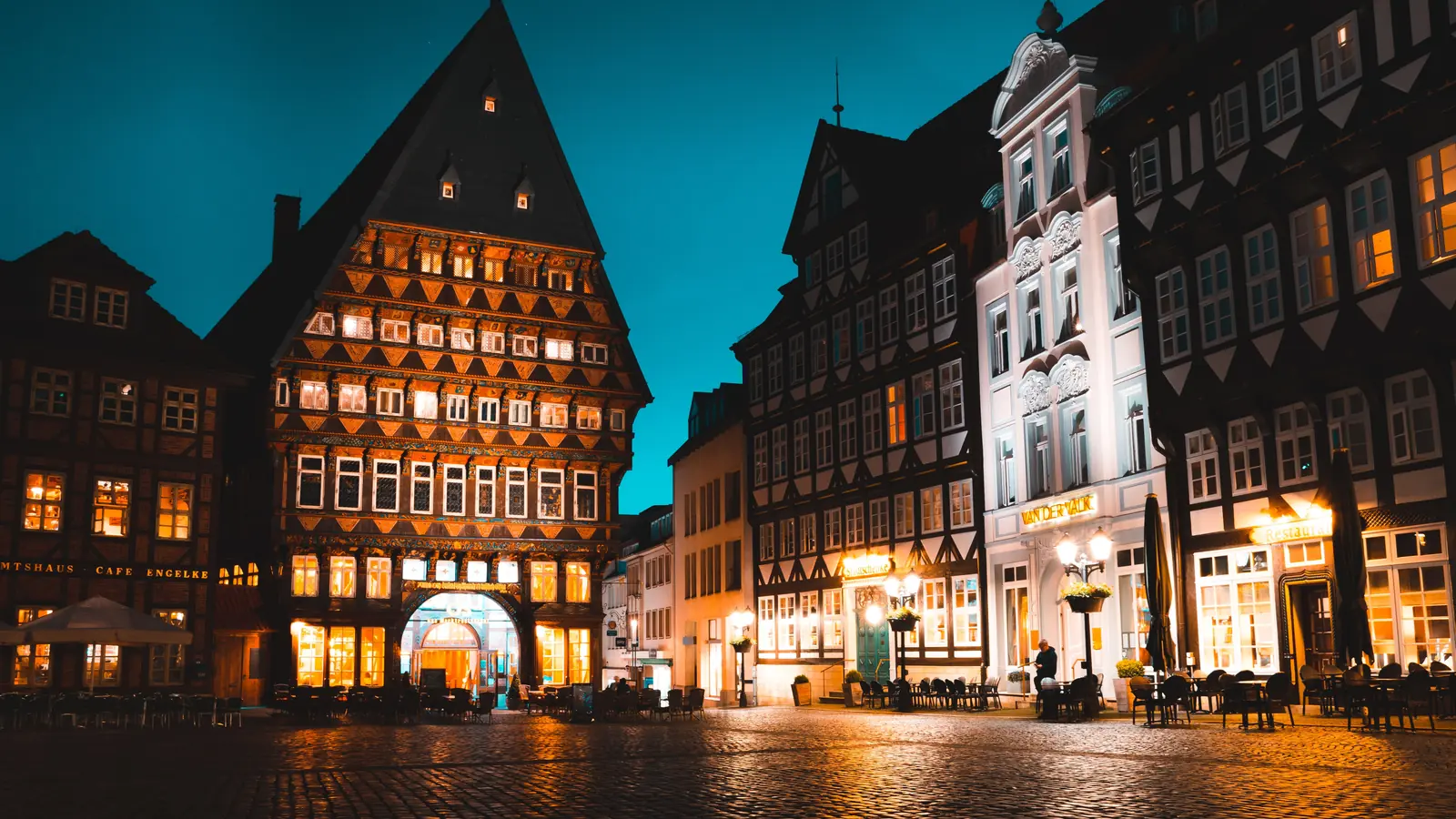 Betriebsmittelprüfung und Leiter- und Trittprüfung in Hildesheim: Beleuchtete Fachwerkhäuser am Markt bei Nacht.